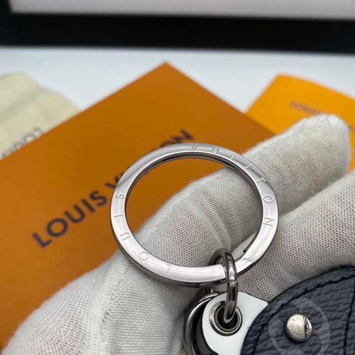 ブランドキーホルダー着用イメージ